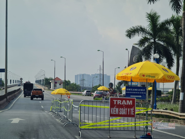 Bí thư Hà Nội thị sát điểm lập chốt kiểm soát vùng 1