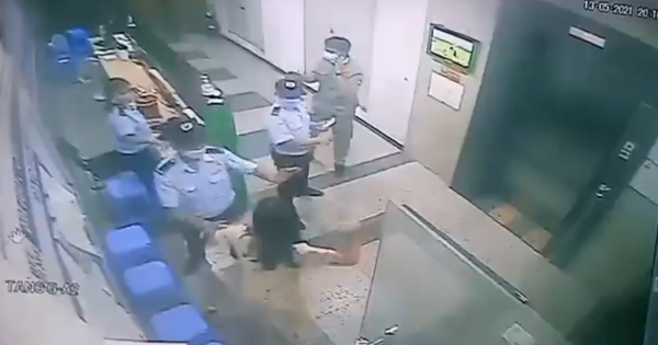 Người phụ nữ không đeo khẩu trang, ẩu đả với bảo vệ bị mời lên phường làm việc - Ảnh 3.