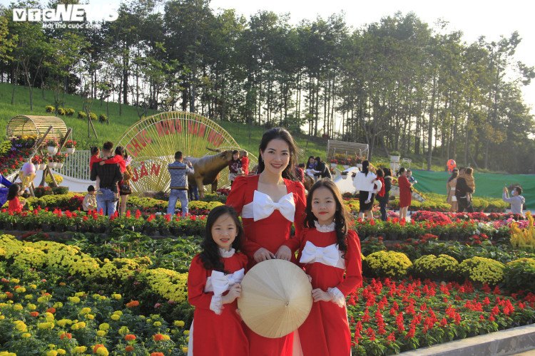 TRỰC TIẾP: Người dân cả nước chờ đón năm mới Tân Sửu 2021 - 18