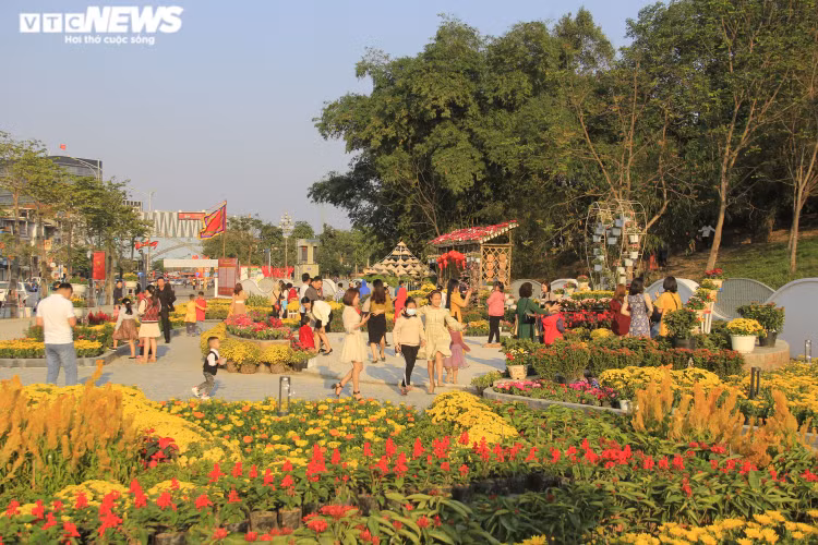 TRỰC TIẾP: Người dân cả nước chờ đón năm mới Tân Sửu 2021 - 10