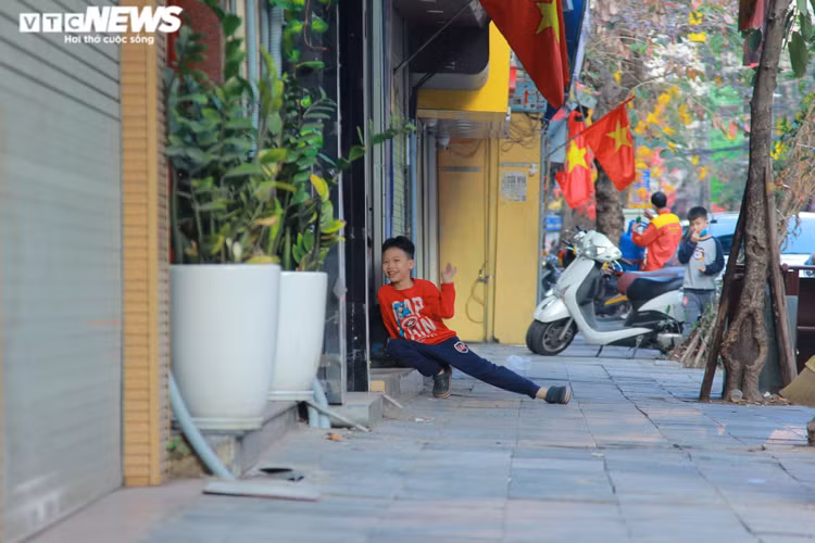 TRỰC TIẾP: Người dân cả nước chờ đón năm mới Tân Sửu 2021 - 33