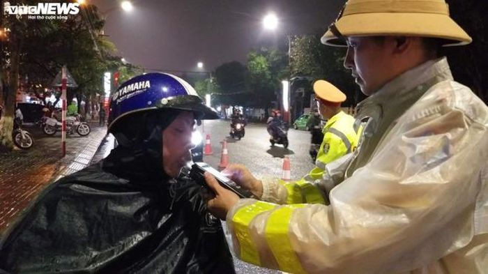 Uống rượu bia lái xe ngày Tết có thể bị phạt 40 triệu đồng, tước GPLX 2 năm - 1