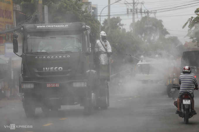 Hàng chục xe đặc chủng của Quân khu 7 được huy động để phun 6 tấn hóa chất khử trùng toàn TP HCM, từ sáng 23/7. Ảnh: Đình Văn - Thành Nguyễn.