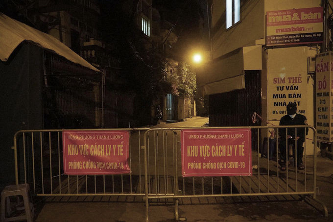 Ngõ 651 đường Minh Khai, quận Hai Bà Trưng bị phong tỏa tối 1/8 sau khi ghi nhận chuỗi ca nhiễm ở Công ty thực phẩm Thanh Nga. Ảnh:Tất Định.