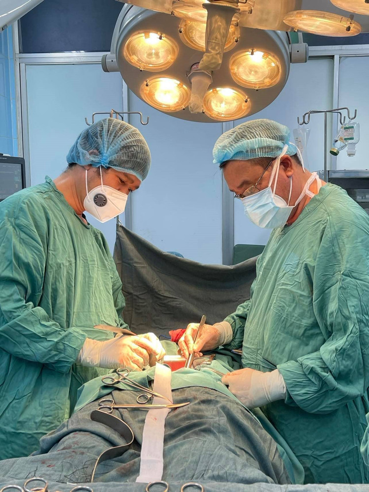 BSCKII Nguyễn Văn Tiến, Trưởng khoa Ngoại 1, Bệnh viện Ung bướu TPHCM, cùng đồng nghiệp vừa phẫu thuật ung thư buồng trứng cho bé gái 17 tuổi.