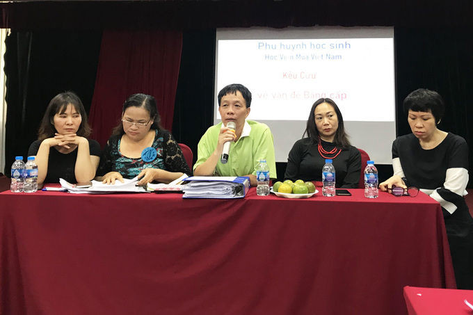 Phụ huynh có con học tại Học viện Múa Việt Nam họp sáng 31/3. Ảnh: Dương Tâm.