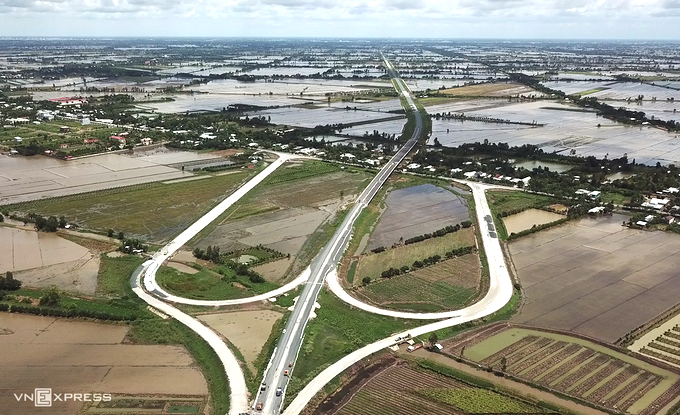 Nút giao giữa khu vực cầu Bốn Tổng và cầu Láng Sen, trên cao tốc Lộ Tẻ - Rạch Sỏi. Ảnh: Cửu Long