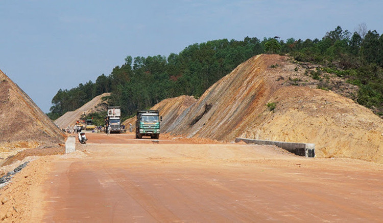 Sản lượng xây lắp dự án cao tốc Cam Lộ- La sơn đến ngày 5/9/2021 đạt 61% giá trị xây lắp. 