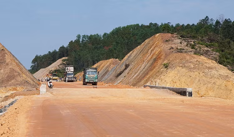 Sản lượng xây lắp dự án cao tốc Cam Lộ- La sơn đến ngày 5/9/2021 đạt 61% giá trị xây lắp.&nbsp;