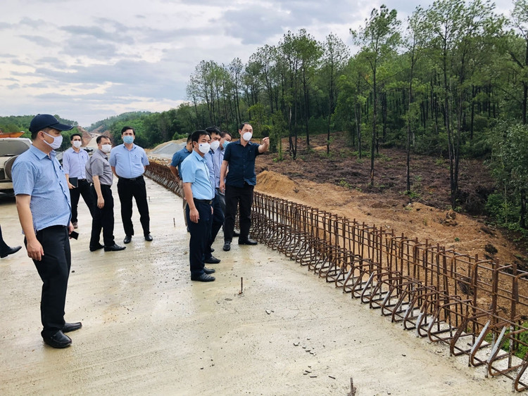 Thứ trưởng Bộ GTVT Lê Đình Thọ kiểm tra hiện trường dự án cao tốc Cam Lộ - La Sơn đoạn qua địa phận tỉnh Thừa Thiên Huế. 