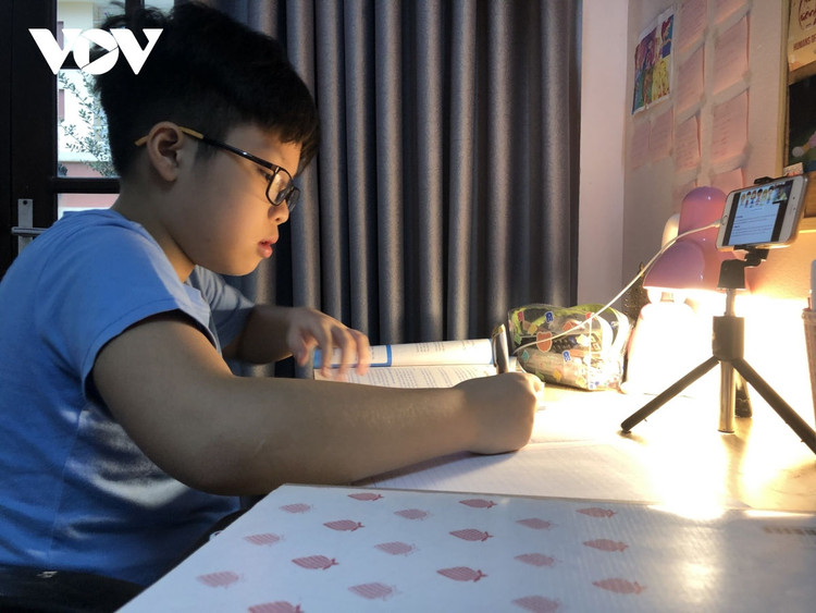 Sau vụ học sinh tử vong ở nhà khi học online, phụ huynh lo lắng nghỉ làm trông con ảnh 1