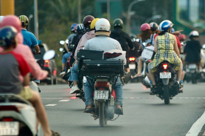 Một xe máy xả khói đen chạy trên cầu Bình Triệu, quận Bình Thạnh, tháng 1/2021. Ảnh: Gia Minh.