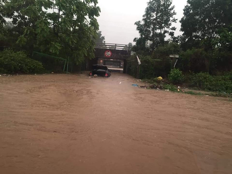 Đại lộ Thăng Long ngập như sông, ô tô xe máy bì bõm lội - 3