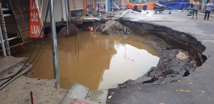 Hố tử thần ở Hà Nội tiếp tục nở rộng sau trận mưa lớn - 2