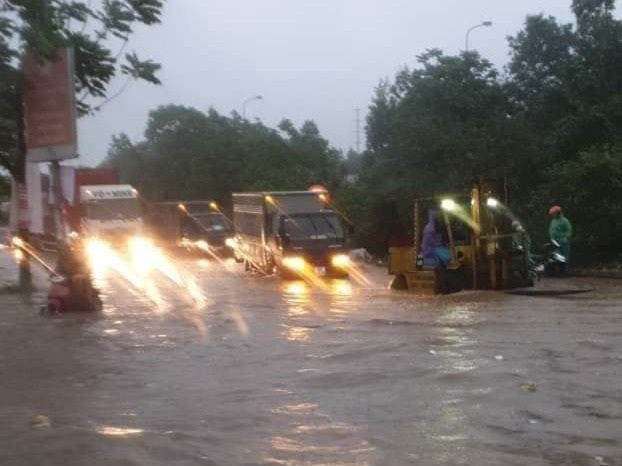 Đại lộ Thăng Long ngập như sông, ô tô xe máy bì bõm lội - 2