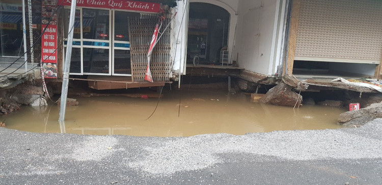 Hố tử thần ở Hà Nội tiếp tục nở rộng sau trận mưa lớn - 3