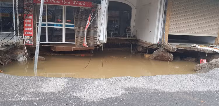 Hố tử thần ở Hà Nội tiếp tục nở rộng sau trận mưa lớn - 3