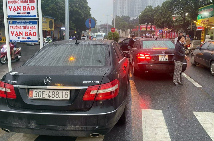 Diễn biến mới nhất vụ 2 xe Mercedes trùng biển số chạm mặt nhau ở Hà Nội - 1