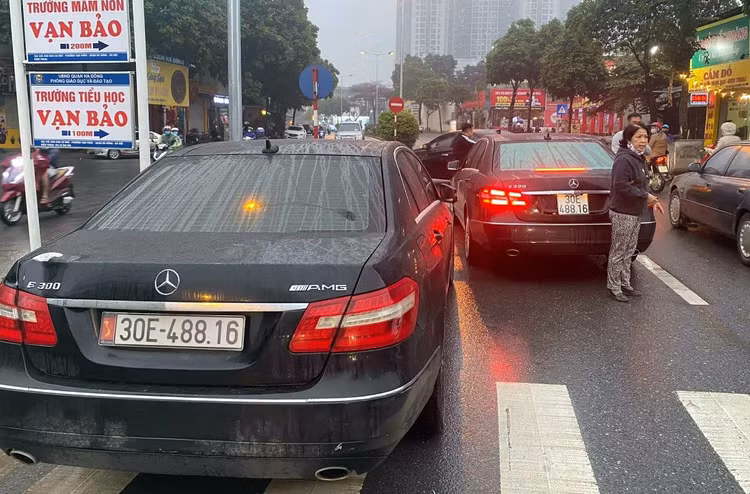 Diễn biến mới nhất vụ 2 xe Mercedes trùng biển số chạm mặt nhau ở Hà Nội - 1