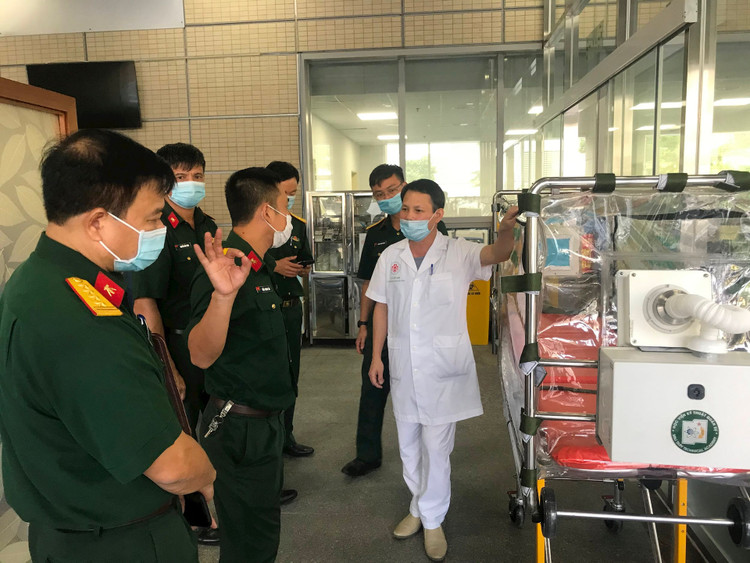 Nhóm nghiên cứu cáng áp lực âm của Học viện Kỹ thuật Quân sự bàn giao cáng áp lực âm cho Bệnh viện T.Ư Quân đội 108.
