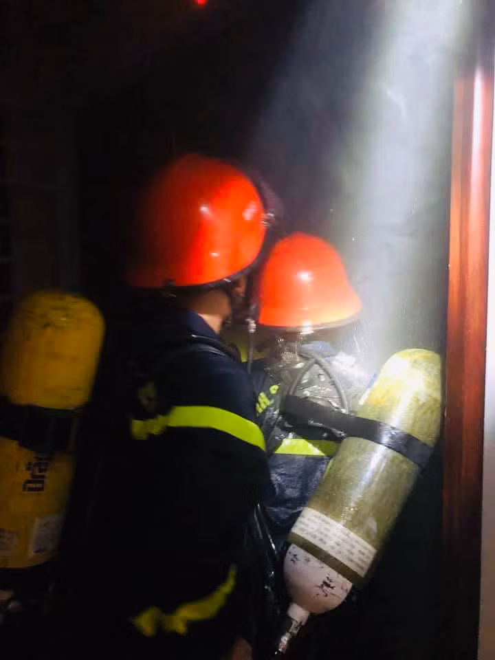 Cháy tại chung cư 21 tầng, người dân nháo nhào chạy - 4