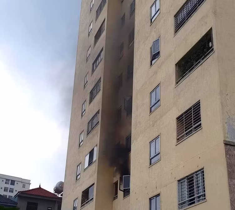 Cháy tại chung cư 21 tầng, người dân nháo nhào chạy - 2