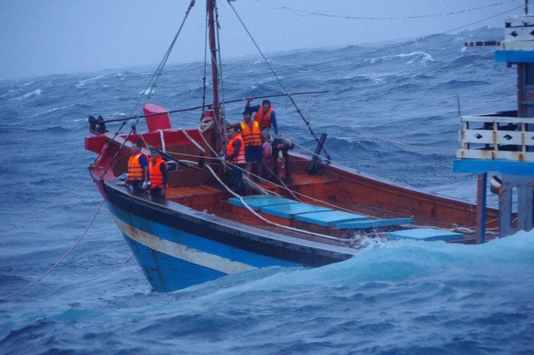 Xuyên đêm cứu 13 người trên tàu kéo sà lan gặp sự cố khi vào đảo Lý Sơn trú bão - 2