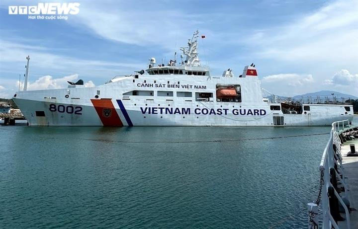 Xuyên đêm cứu 13 người trên tàu kéo sà lan gặp sự cố khi vào đảo Lý Sơn trú bão - 1