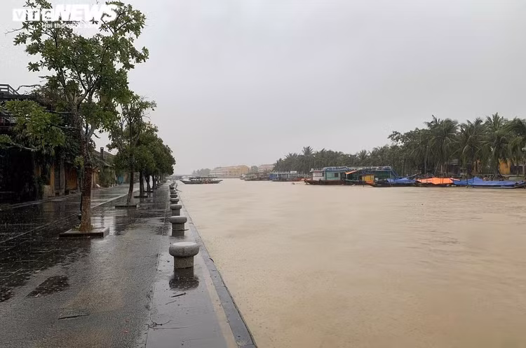 Lũ trên các sông ở Quảng Ngãi đang lên, Quảng Nam cảnh báo lũ quét ở miền núi - 1