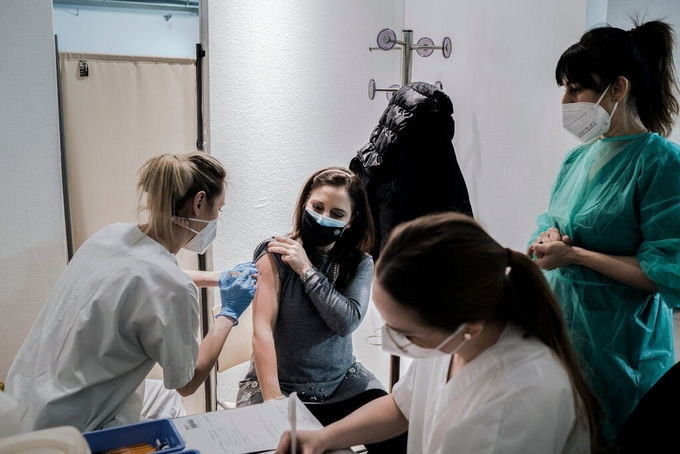 Người dân được tiêm vaccine AstraZeneca tại Bảo tàng Khoa học và Công nghệ Milan, tháng 2/2021. Ảnh: NY Times