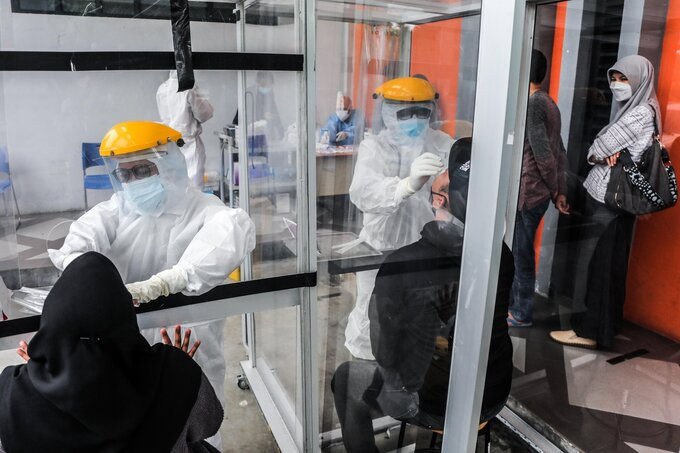 Nhân viên y tế tại thành phố Medan, Indonesia, xét nghiệm Covid-19 cho người dân, tháng 4/2021. Ảnh: EPA