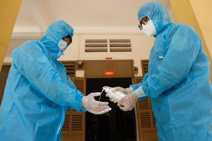 Cần tuân thủ nghiêm ngặt các biện pháp phòng dịch như đeo khẩu trang, sát khuẩn tay...Ảnh: Hữu Khoa