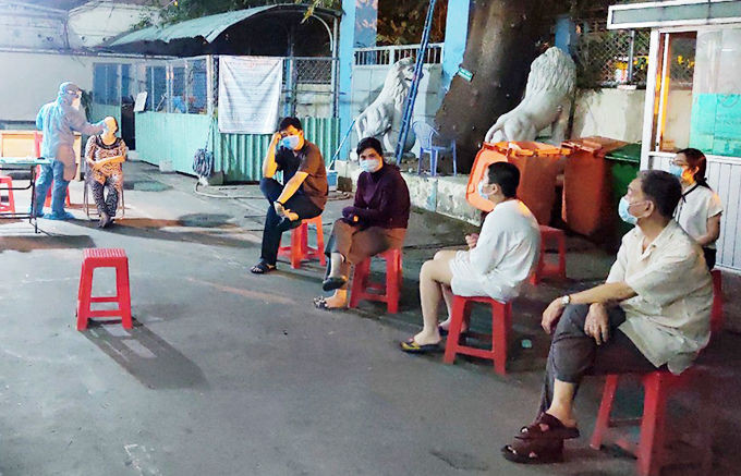 Nhân viên y tế lấy mẫu xét nghiệm nhân viên Tân Sơn Nhất tối 7/2. Ảnh do bác sĩ cung cấp.