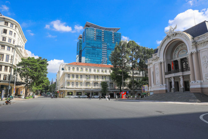 Đường phố TP HCM vắng vẻ trong ngày đầu thực hiện giãn cách, nhiệt độ những ngày qua khoảng 34 độ C. Ảnh: Quỳnh Trần