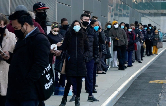 Người dân xếp hàng chờ vaccine tại Trung tâm hội nghị Jacob Javits, New York. Ảnh: New York Times.