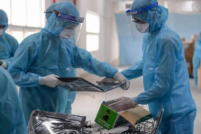 Lấy mẫu xét nghiệm công nhân khu công nghiệp Bắc Giang. Ảnh: Giang Huy