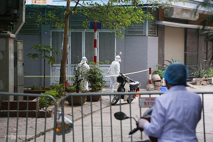 Một khu vực ở phường Dịch Vọng Hậu bị phong tỏa. Ảnh: Phạm Dự.