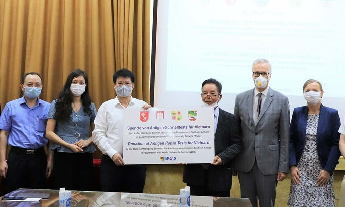 Thứ trưởng Cường (áo trắng) tiếp nhận kít xét nghiệm ngày 2/7. Ảnh: Nguyễn Nhiên.