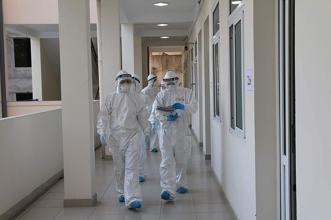 Các bác sĩ điều trị Covid-19 tại Bệnh viện dã chiến số 2, Hải Dương. Ảnh: Bộ Y tế.