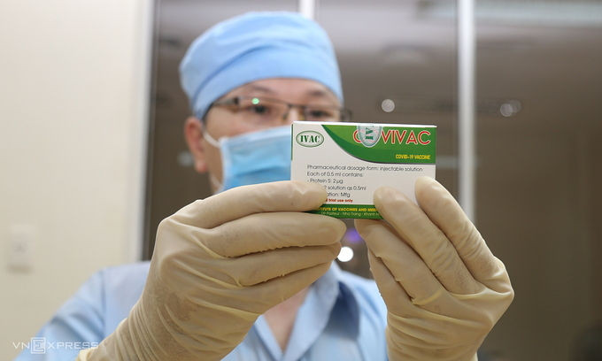 Nghiên cứu viên cầm vaccine Covivac tại IVAC, Nha Trang. Ảnh: Xuân Ngọc.
