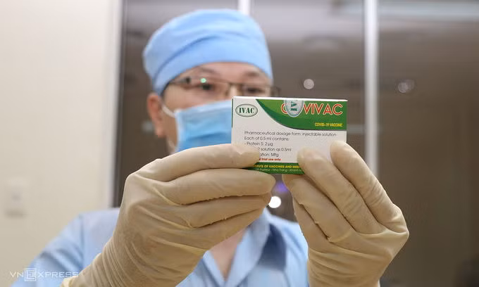Nghiên cứu viên cầm vaccine Covivac tại IVAC, Nha Trang. Ảnh: Xuân Ngọc.