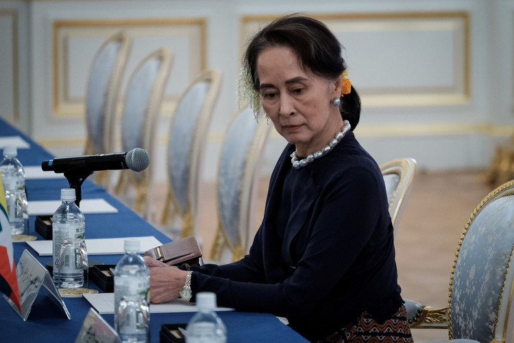 ba Suu Kyi bi buoc toi anh 1