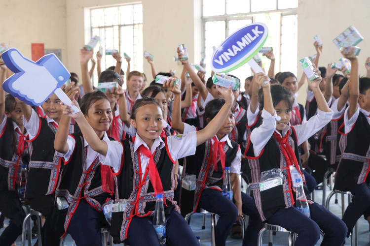 Niềm vui của các em nhỏ khi nhận sữa từ chương trình Quỹ sữa Vươn Cao Việt Nam và Vinamilk.