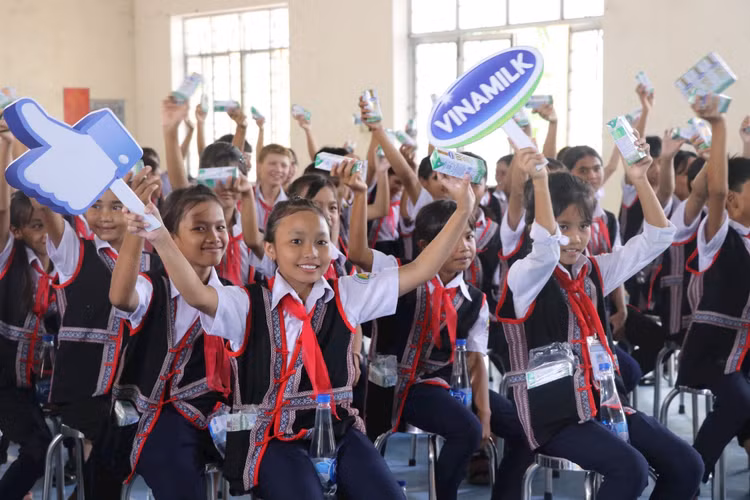 Niềm vui của các em nhỏ khi nhận sữa từ chương trình Quỹ sữa Vươn Cao Việt Nam và Vinamilk.