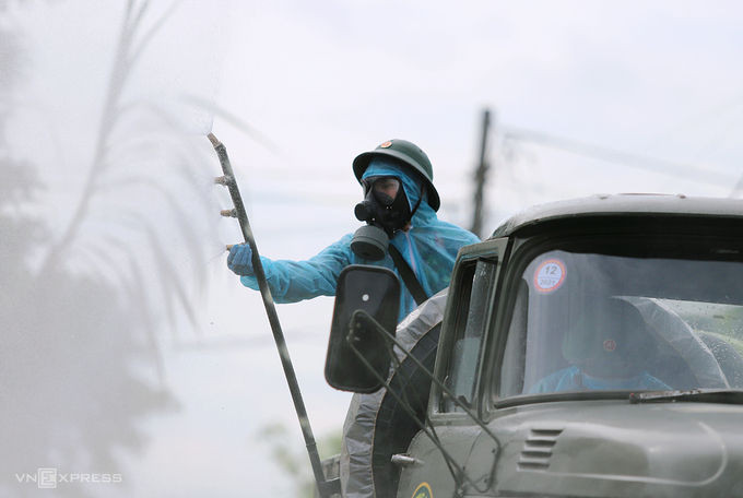 Quân đội phun khử khuẩn tại thôn Đoài Thịnh, xã Thạch Trung, nơi hai vợ chồng doanh nhân về từ Bình Dương lưu trú. Ảnh: Đức Hùng