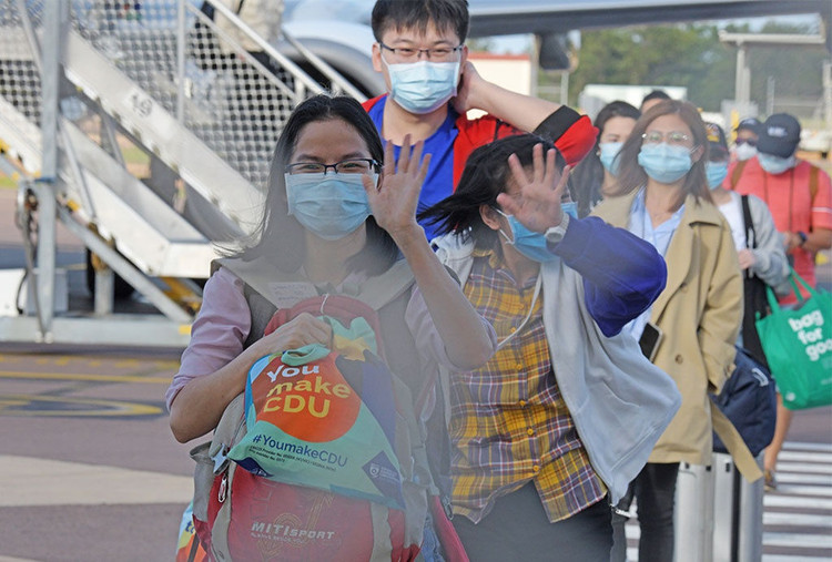 Du học sinh Việt Nam trong một chuyến bay đến Úc học năm 2020 /// ĐH CHARLES DARWIN