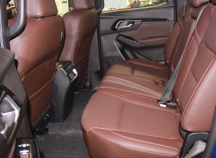 Giá từ 630 triệu, nên chọn bán tải Mazda BT-50 hay Isuzu D-Max?