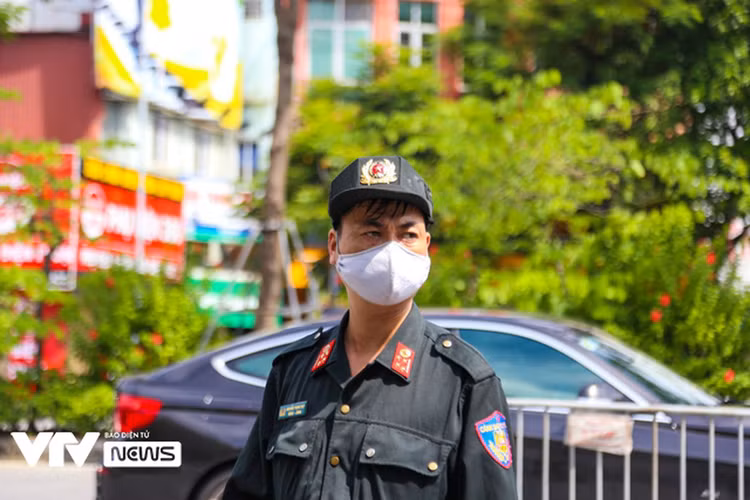 6 tổ công tác đặc biệt của Hà Nội ra quân, xử lý nhiều người vi phạm, né chốt - Ảnh 6.