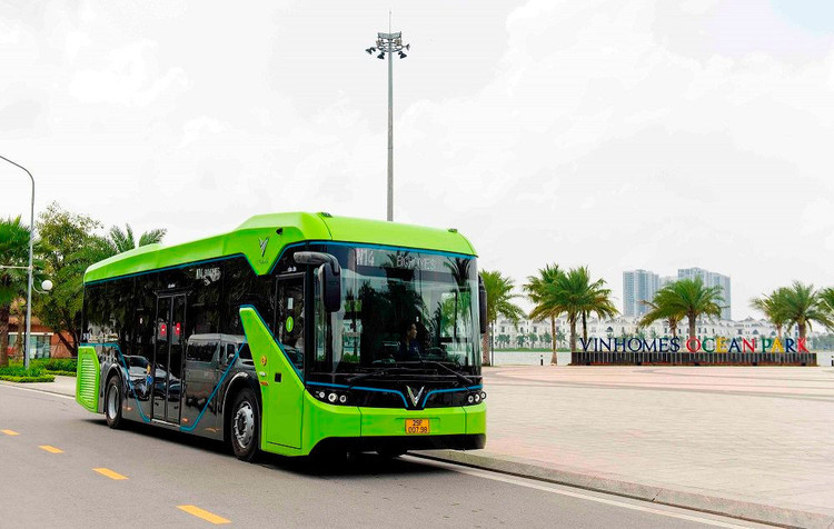 Xe buýt điện của VinBus chính thức lăn bánh.