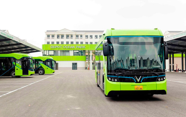 Xe buýt điện của VinBus chính thức lăn bánh.